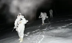 Mehmetçik Karlı Arazide Gece Eğitimi ile Zorlu Koşulları Aştı
