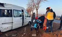 Minibüs Direksiyon Hakimiyetini Kaybetti, 7 Kişi Yaralandı