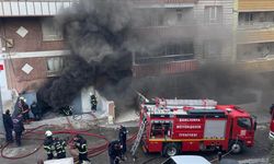 Şanlıurfa'da yatak deposunda çıkan yangına müdahale ediliyor