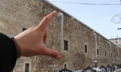 Sivas’ta soğuk hava 4 metreyi bulan buz sarkıtları oluşturdu
