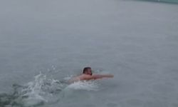 Soğuğa Meydan Okudu: Buz Tutan Havuzda Yüzdü