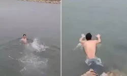 Soğuk havaya aldırmadan denize girip, yüzdü