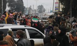 Soğuk ve yağmura rağmen Suriyeliler eve dönüş sevinci yaşıyor