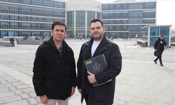 Hamburgerden çıkan kemiğin kırdığı 2 dişi için 1 milyon lira tazminat talebinde bulundu