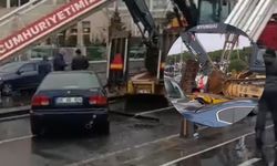 Üsküdar’da TIR’ın taşıdığı ekskavatör tabelaya çarptı: 7 araçta hasar