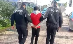 Üvey annesini öldüren firari, yakalanıp, teslim edildiği cezaevinde yaşamına son verdi