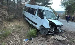 Yabancı Öğrencileri Taşıyan Minibüs Şarampole Yuvarlandı: 17 Yaralı