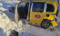 Yolcu minibüsü ile ticari taksi çarpıştı: 1'i ağır 16 yaralı