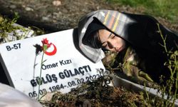 3 yıl öncesine kadar dizinde yattığı babaannesinin mezar taşına başını yaslayıp, geçmişi yad etti