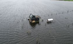 Ulubat Gölü coştu, mahalle sulara teslim: Yüzen evler havadan görüntülendi