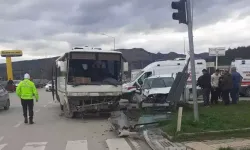 Hafif Ticari Araç ile Midibüs Çarpıştı: 6 Yaralı