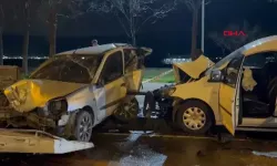 Kartal'da hafif ticari araç park halindeki otomobile çarptı: 4 yaralı