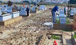 Adana'da mezarlar selde çöktü aileler isyan etti