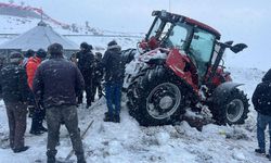 Buzu çözülen Çıldır Gölü'ne traktör düştü