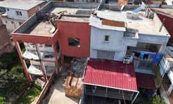 Ağır hasarlı bina yıkılmadı, 10 kişilik aile ölüm korkusuyla yaşıyor