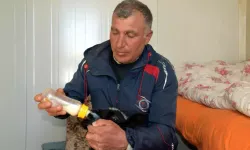 Annesi ölen 20 günlük kuzuyu evinde biberonla besliyor