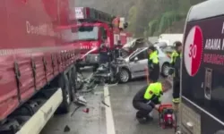 Artvin'de otomobil, TIR'a çarptı; 2 ölü, 1 yaralı