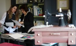 Memurluğu bıraktı, şimdi dünya markalarına gelinlik dikiyor