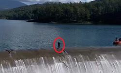 Balık Üreticisi, Dolu Savakta Tehlikeye Rağmen Temizlik Yaptı