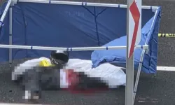 Bariyere çarpan motosikletli sürücünün üstünden otobüs geçti