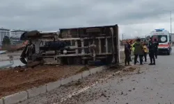 Büyükbaş Yüklü Kamyonet Devrildi: 3 Kişi Yaralandı