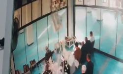 Caminin tavan alçısı cemaatin üstüne düştü: Olay anı kamerada