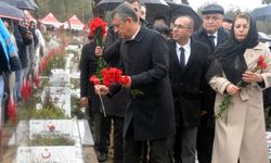 Özgür Özel Kahramanmaraş’ta: Deprem şehitlerinin mezarlarına karanfil bıraktı