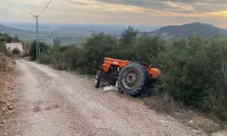 Çukura girip devrilen traktörün sürücüsü öldü