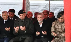 Deprem şehitleri üçüncü yılında mezarları başında anıldı