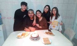 Depremde tüm ailesini kaybeden baba, 04.17’de mezar başında gözyaşlarına boğuldu