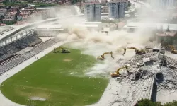 Depreme dayanıksız raporu alan 41 yıllık stadyum yıkıldı