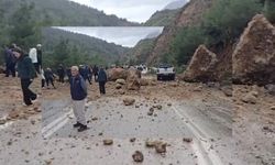 Dereboğazı yolunda heyelan: Kaya parçaları karayolunu kapattı