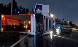 Devrilen hafriyat kamyonunun şoförüne yardım etmek isteyen sürücüye otomobil çarptı