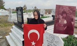 Eşinin mezarını 20 yıldır yalnız bırakmıyor