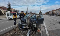 Çarptığı aydınlatma diğeri otomobilin üzerine devrildi: Sağlık çalışanı ölümden döndü