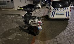 Gazipaşa’da yağışlı yolda motosiklet devrildi, sürücü yaralandı