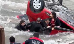 Hafif ticari araçla çarpışan otomobil, nehre uçtu; anne ile kızı yaralı