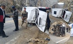 Hakkâri-Çukurca kara yolunda minibüs takla attı: 1’i ağır 4 yaralı