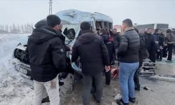 Hakkari'de otobüs ile minibüs çarpıştı: 18 yaralandı