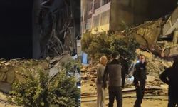 Hatay’da yıkım sırasında hasarlı bina aniden çöktü