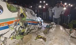 Hindistan'da ambulans uçak düştü: 7 ölü