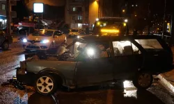 İki Otomobil Kafa Kafaya Çarpıştı: 1 Ölü, 3 Yaralı
