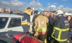 İki otomobil kafa kafaya çarpıştı, 4 kişi hastanelik oldu