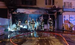 İş yeri alevlere teslim oldu: 2 kişi dumandan etkilendi