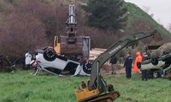 İzmir Menderes’te 2 kişinin öldüğü otomobil dere yatağından çıkarıldı