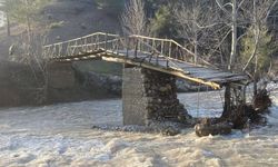 Kahramanmaraş Dulkadiroğlu’nda aşırı yağışlar tahta köprüyü yıktı