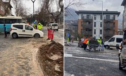Kahramanmaraş'ta 2 otomobil yolda oluşan çukura düştü
