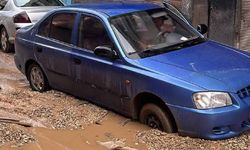 Kahramanmaraş'ta araç yolda oluşan çukura düştü