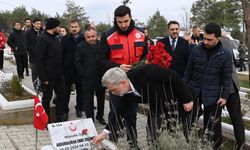 Kahramanmaraş'ta deprem şehitleri kabri başında dualarla yad edildi