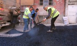 Kahramanmaraş'ta sıcak asfaltla yenileme çalışmaları devam ediyor